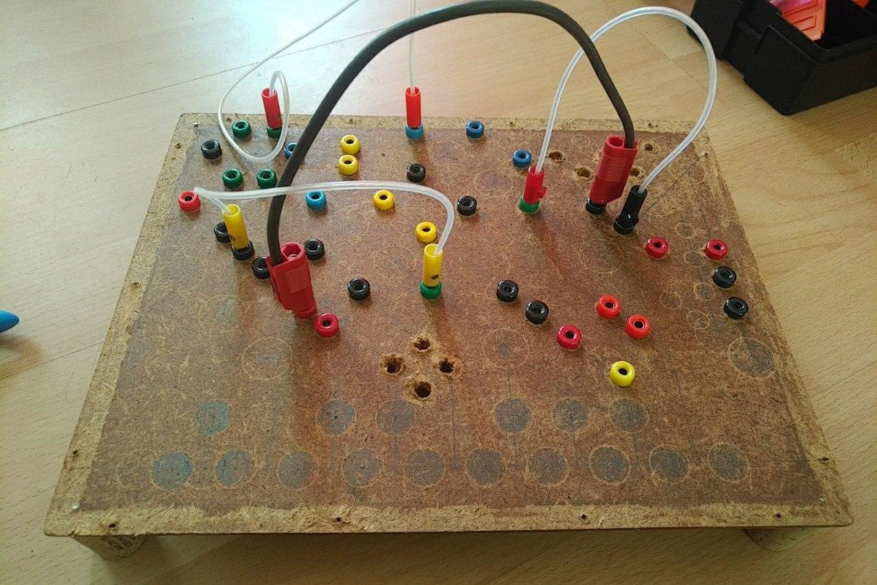 Testing if cables are in the way (a bit but the knobs can still be reached well enough).